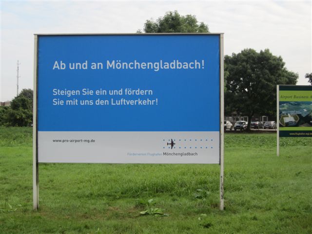 Förderverein wirbt auf Werbetafeln am Flughafen